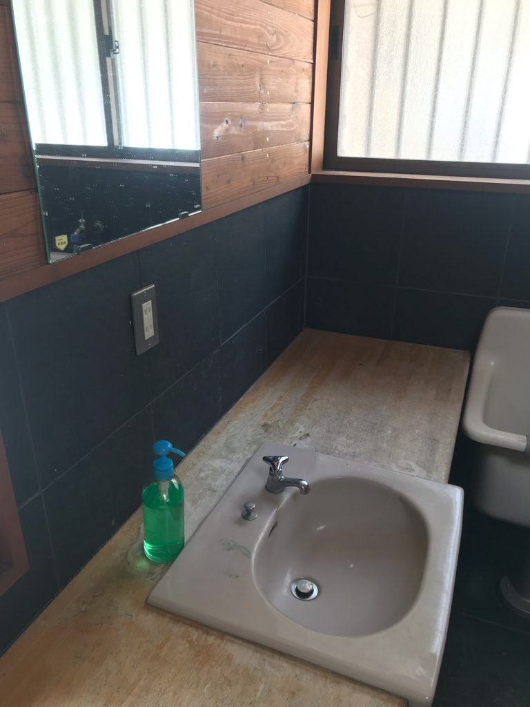稲子湯の山トイレ写真2