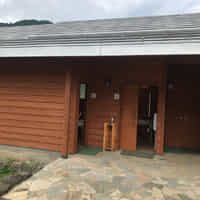 さわらびの湯バス停　棒ノ折山の登山トイレ